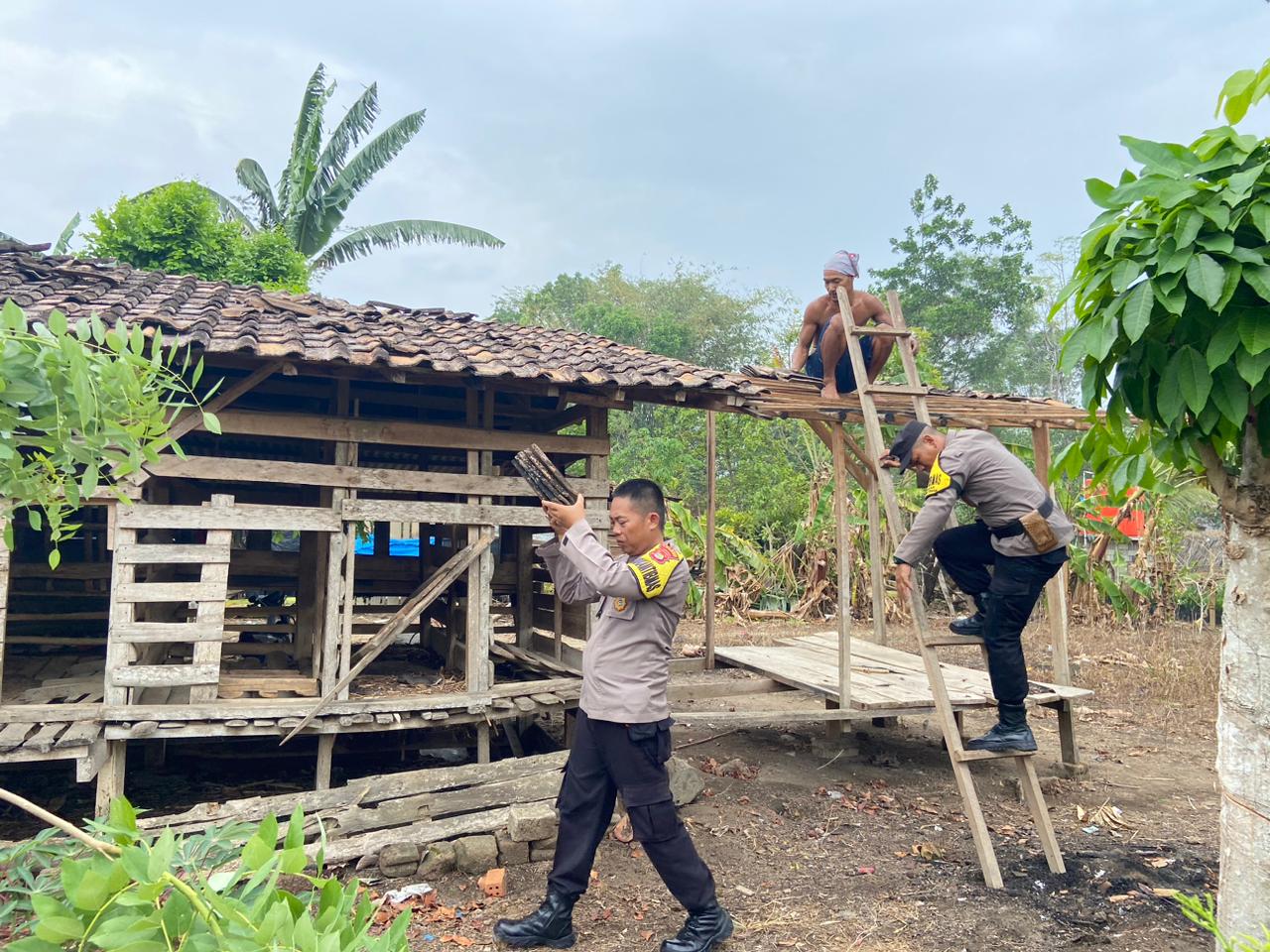 TNI-Polri Di Ropang Gotong Royong Bersihkan Rumah Warga, Akibat Disapu Angin Puting Beliung