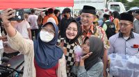 Adi Erlansyah Diserbu Warga saat Bagi Bagi Takjil di Maliosewu Pringsewu