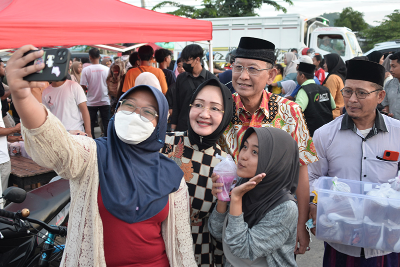 Adi Erlansyah Diserbu Warga saat Bagi Bagi Takjil di Maliosewu Pringsewu