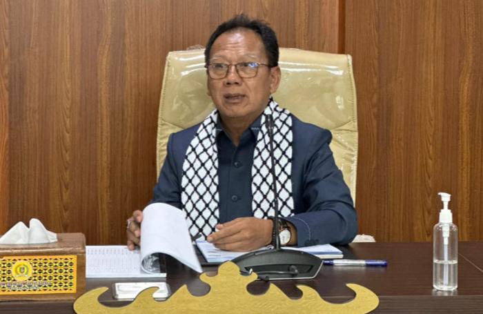 Sambil Kenakan Syal Palestina, Ketua DPRD Lampung Kawal Nasib Guru PPPK