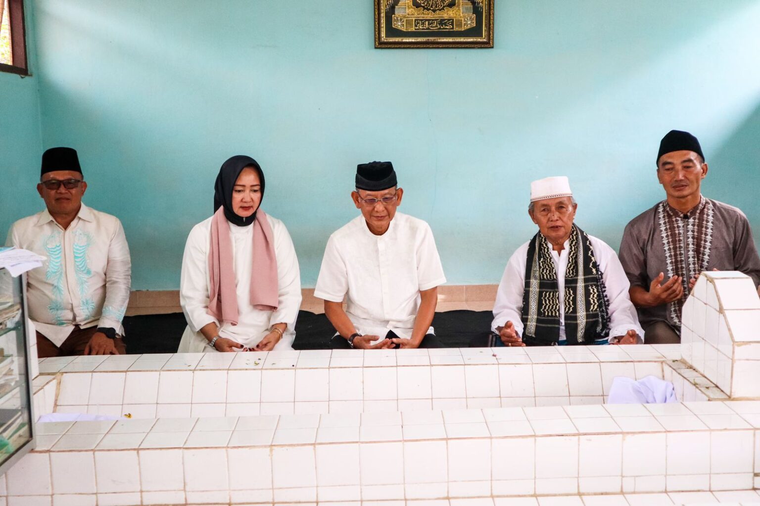 Calon Bupati Pringsewu Adi Erlansyah Ziarah ke Makam KH Gholib dan Sambangi Warga