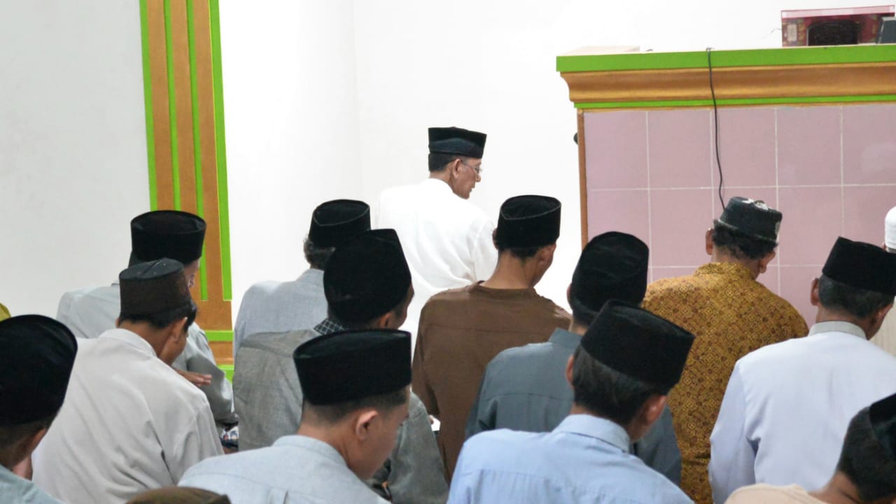 Adi Erlansyah Jadi Imam di Masjid Al- Fajar Sukoharjo 1, Dan Beri Bantuan Ambal dan Sarung