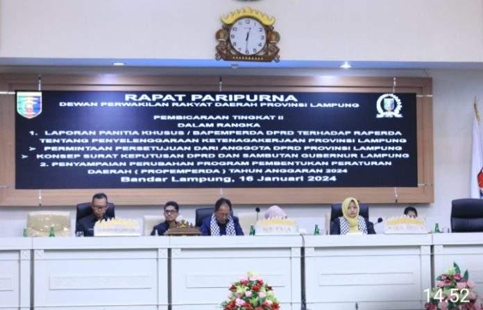 Sekdaprov Hadiri Paripurna DPRD Lampung Terkair Pembicaraan Tingkat II