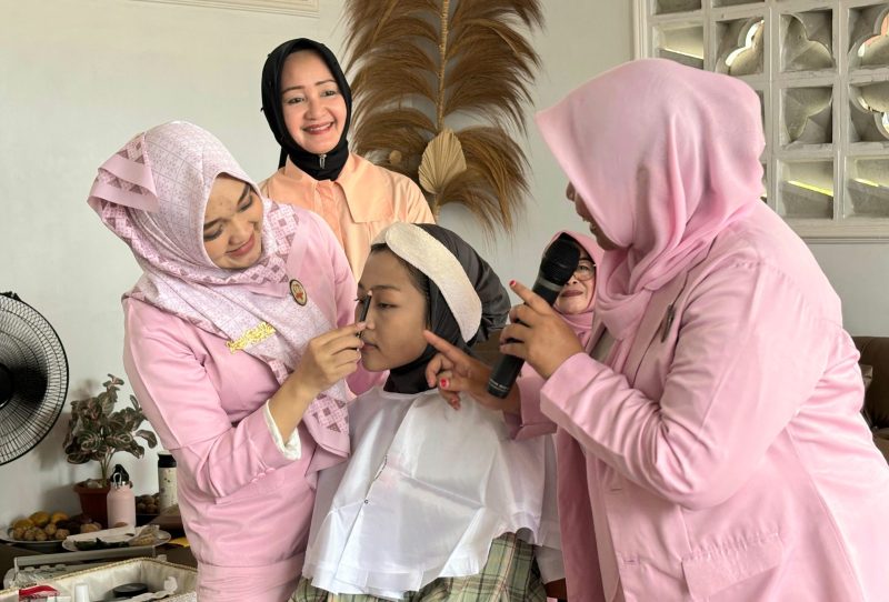 Intip Keseruan Ngopi Santai Bersama Ibu Nana Adi Erlansyah dan Belajar MUA di Pagelaran