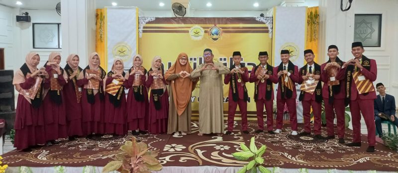 Ponpes Riyadhus Sholihin Mewisuda 13 Santri, Abah Ismail Zulkarnain Beri Pesan Menyentuh!