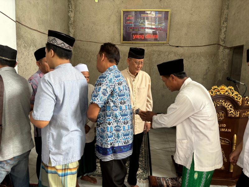 Adi Erlansyah Serahkan Mimbar Khotib dan Sholat Jumat di Pringsewu
