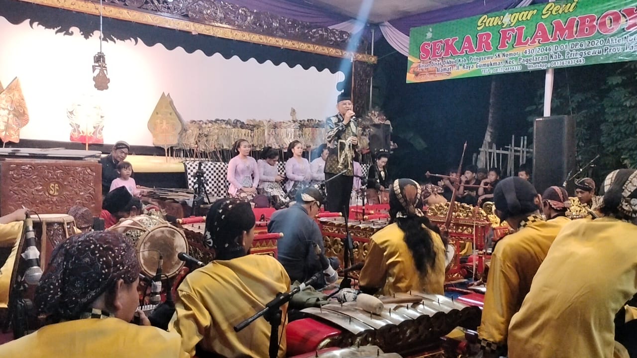 Adi Erlansyah Hadiri Pagelaran Wayang Kulit dalam Acara HUT ke-16 Desa Gumukrejo Pringsewu