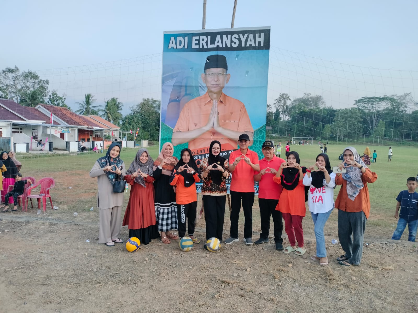 Adi Erlansyah Kenalkan Calon Wakilnya di Pertandingan Bola Voli Tegal Sari