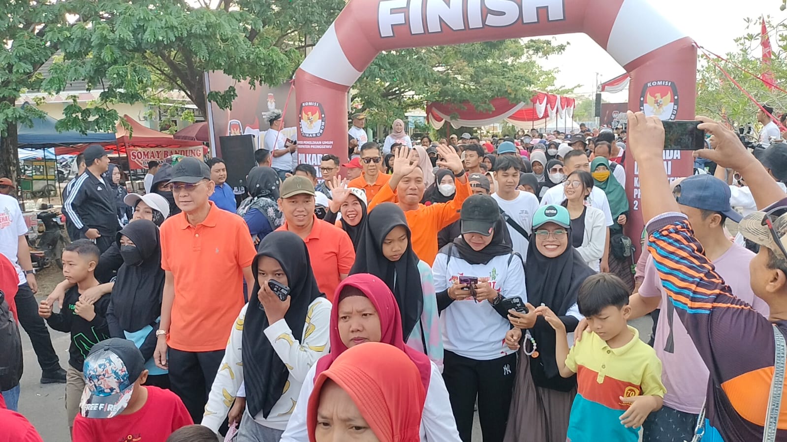 Jalan Sehat KPU, Adi Erlansyah dan Hisbullah Huda Peduli Pilkada Damai Pringsewu