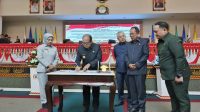 Ketua DPRD Provinsi Lampung dan Pj. Gubernur Lampung dan Tandatangani Persetujuan Bersama Raperda APBD Tahun 2025