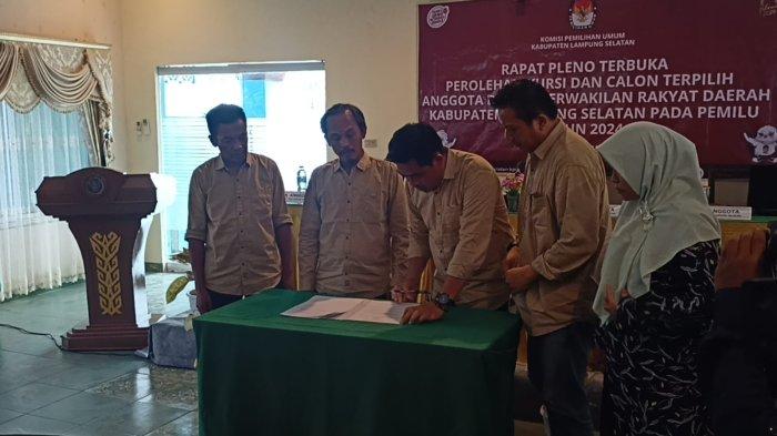 KPU Lamsel Tetapkan 50 Anggota DPRD Lampung Selatan Terpilih Periode 2024-2029