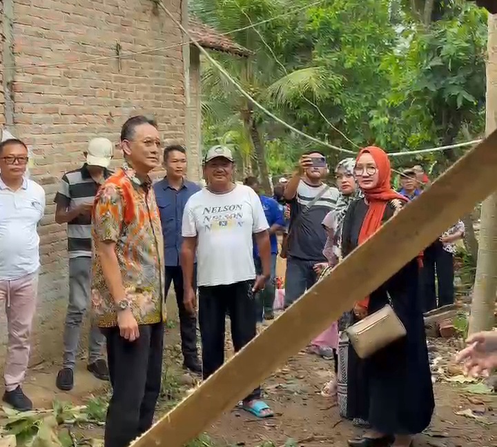 Adi Erlansyah dan Hisbullah Berikan Tali Asih Korban Terdampak Angin Puting Beliung di Sukoharjo