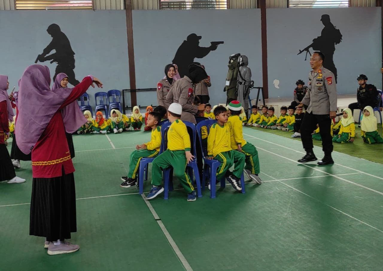otret Polisi Lampung Edukasi Pengenalan Fungsi Brimob ke Siswa siswi TK Aisyiyah Bustanul Atheal 