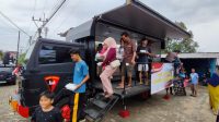 Dirikan Dapur Lapangan, Brimob Lampung bantu warga terdampak banjir di  Tanjung Seneng