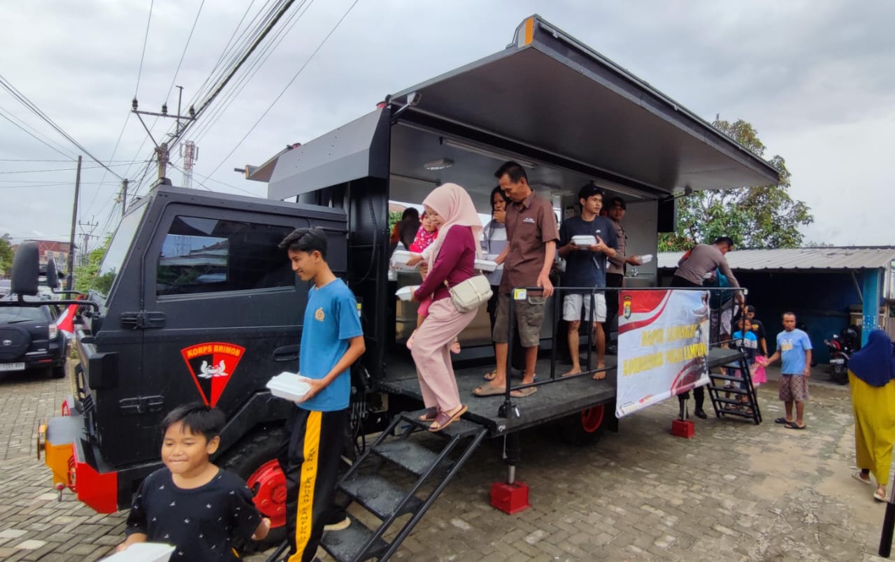 Dirikan Dapur Lapangan, Brimob Lampung bantu warga terdampak banjir di  Tanjung Seneng