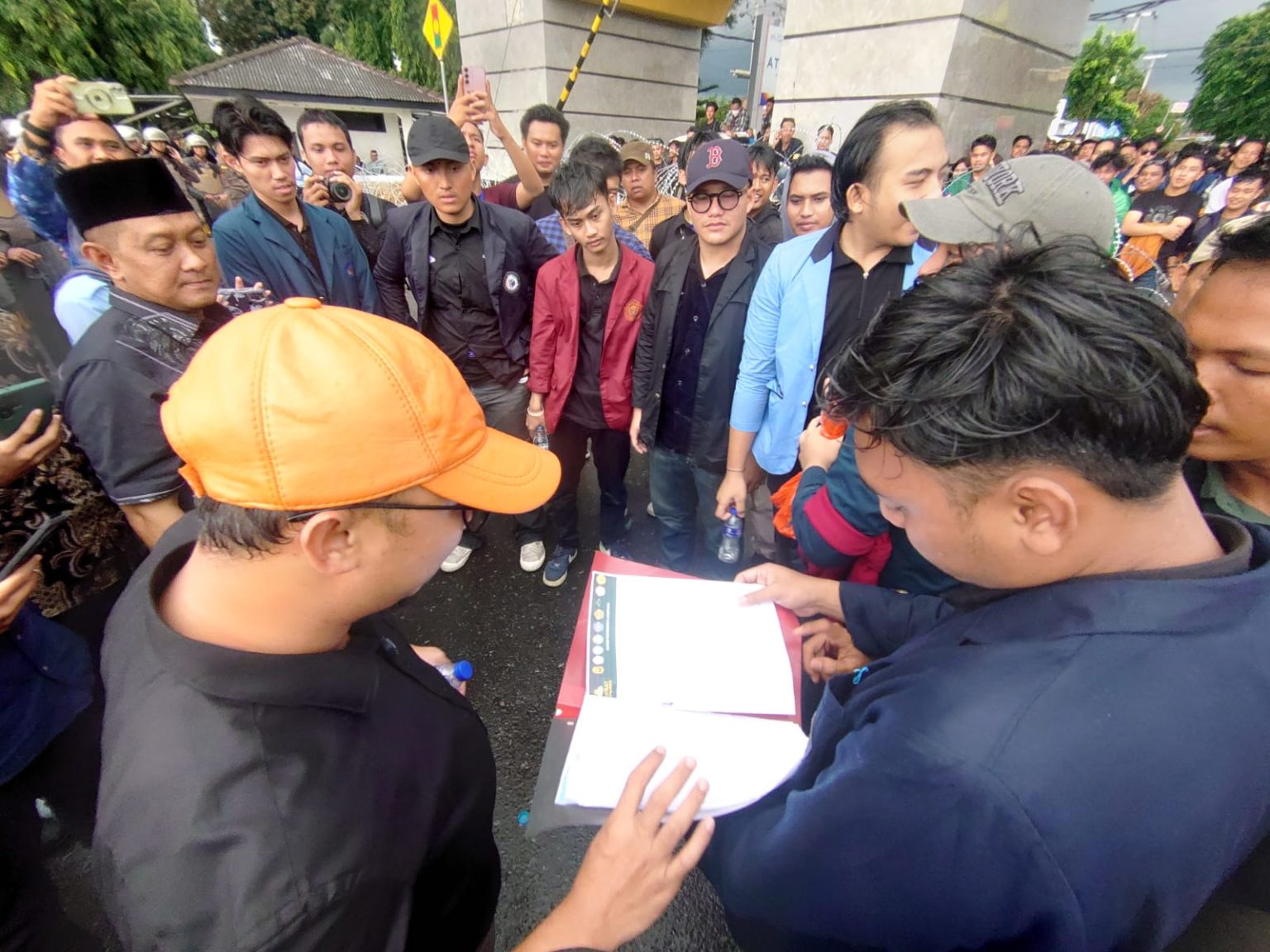 Anggota DPRD Fraksi PKS Syukron dan Puji Temui Pendemo