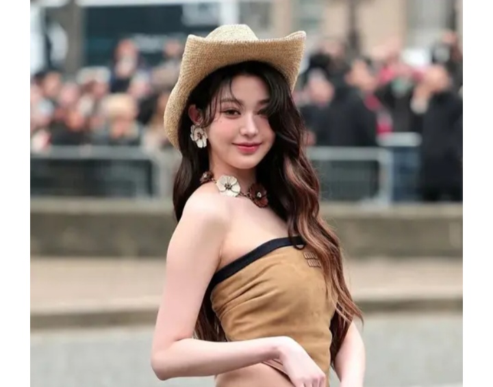 Bikin Meleleh! Jang Wonyoung IVE Tampil Stunning dengan Gaya Cowgirl di Paris Fashion Week