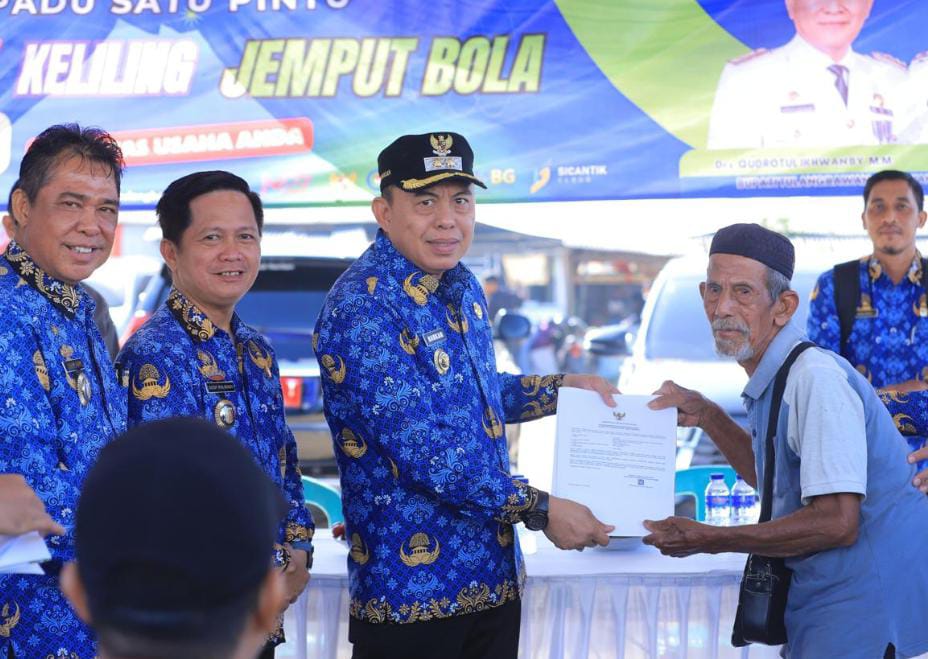 Wabup Tulang Bawang Hankam Hasan menyerahkan izin usaha kepada para pelaku usaha. Foto: Dinas Kominfo Tulang Bawang