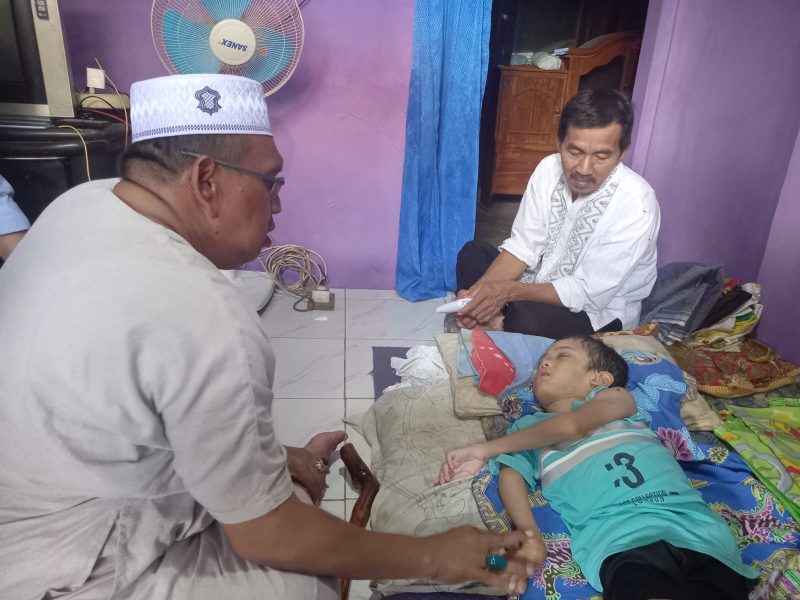 Ponpes Riyadhus Sholihin Peduli Salurkan Santunan Bocah Penderita Hidrosefalus