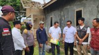 Ketua Komisi I Bersama Dinsos Berikan Bantuan Kepada Korban Rumah Roboh di Sidowaluyo