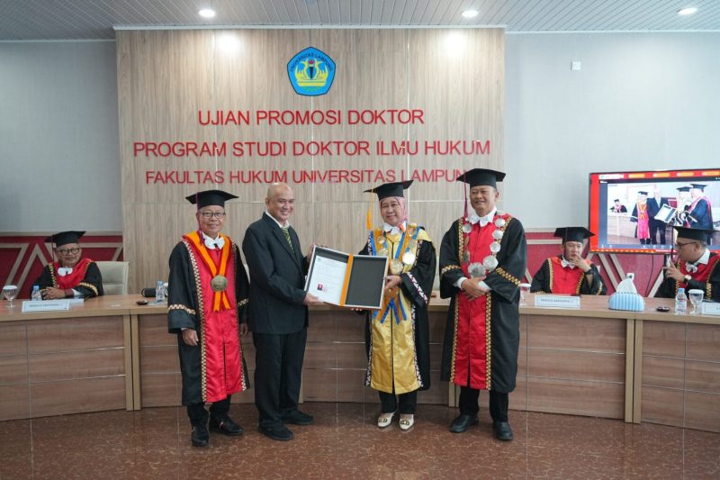 Erman Syarif Raih Gelar Doktor Ilmu Hukum ke 36 Unila