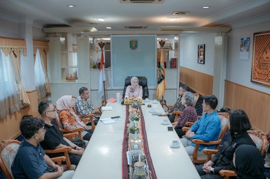 Wagub Jihan Sambut Komunitas Perempuran dalam Pelestarian Kerajinan Tenun Inuh di Lampung