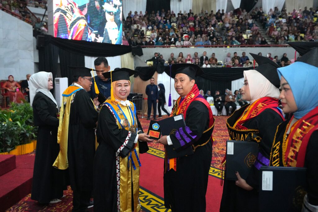 Rizki Wahyu Yunian Putra Sabet Predikat Wisudawan Terbaik Program Doktor Unila