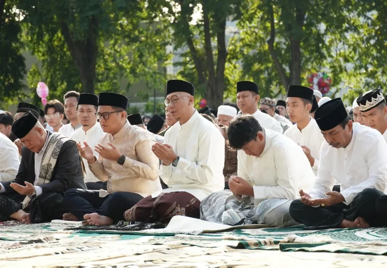 Ketua DPRD Lampung Ahmad Giri Sholat Idul Adha Berjamaah