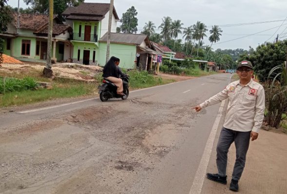 Sekretaris Komisi IV DPRD Lampung Yusnadi Sidak Perbaikan Jalan Provinsi di Lamtim