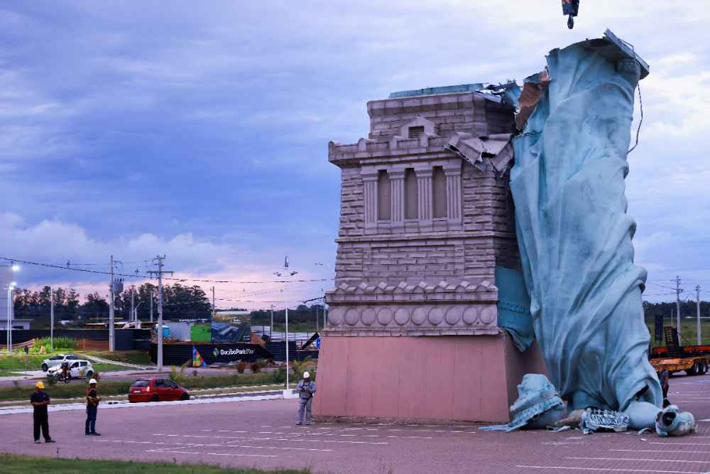 Replika Patung Liberty di Brasil Roboh Dihantam Badai, Angin Capai 90 Km  per Jam - ISPtimes