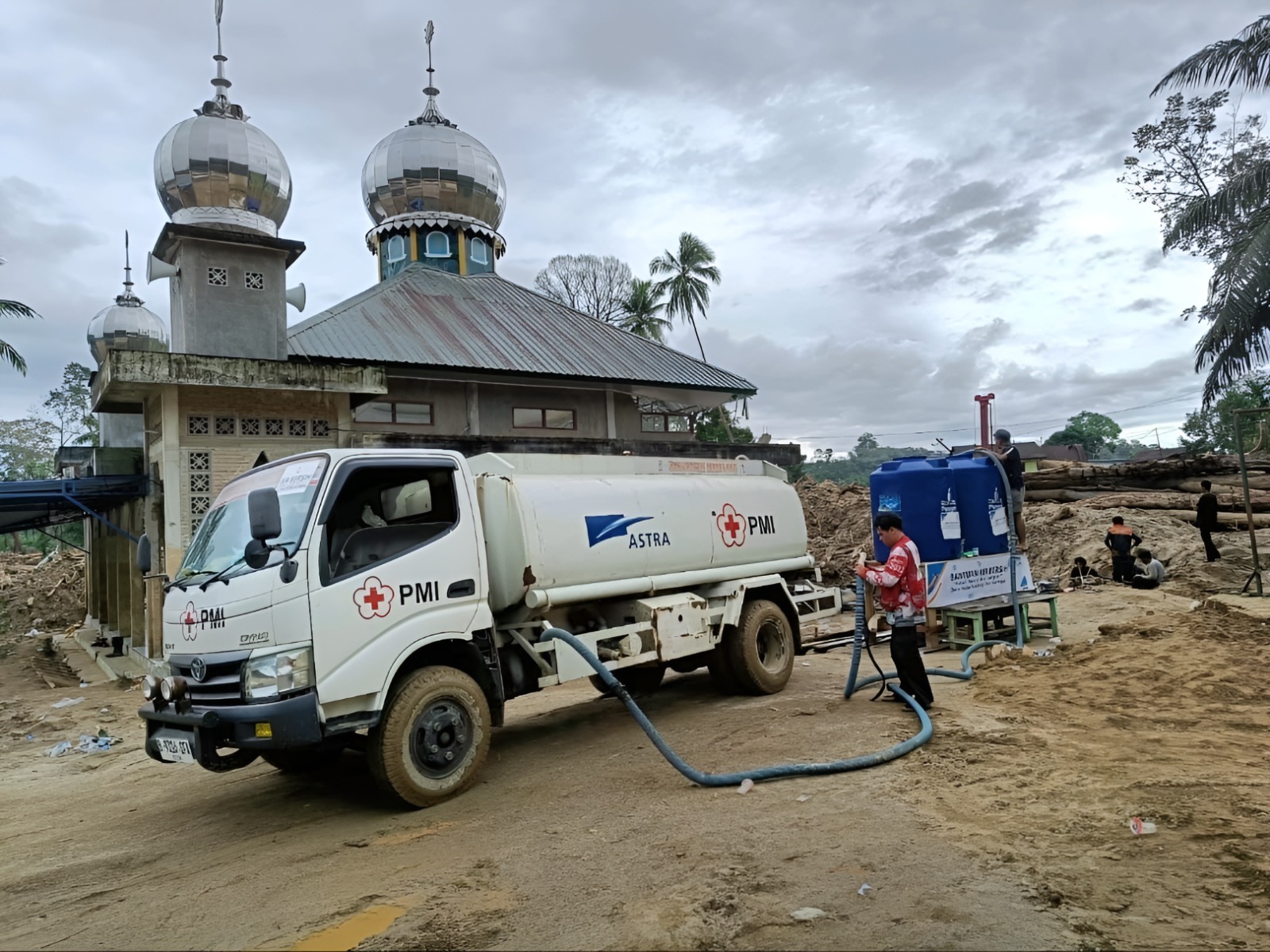 Astra Salurkan Bantuan Tenda Darurat, Instalasi Air Bersih di Sumatra