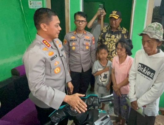 Kapolres Depok Abdul Waras Beri Motor ke Pedagang Es Gabus yang Dituduh Polisi Pakai Spons