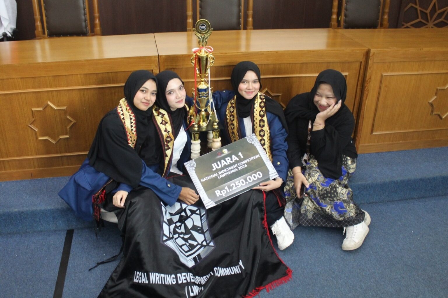 Delegasi FH Unila Raih Juara I Kompetisi Surat Dakwaan Lawphoria 2026 di UMY