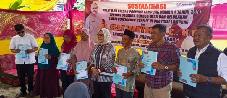Anggota DPRD Lampung Ely Wahyuni Sosialisasikan Perda Rembug Desa di Pesawaran