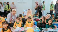 BUNDA PAUD PURNAMA WULANSARI MIRZA BUKA GEBYAR MEWARNAI DAN SAKSIKAN SEMINAR EDUKASI GERAKAN SEJUTA IBU MEMBACA NYARING DI NUWA BACA ZAINAL ABIDIN PAGARALAM BANDARLAMPUNG