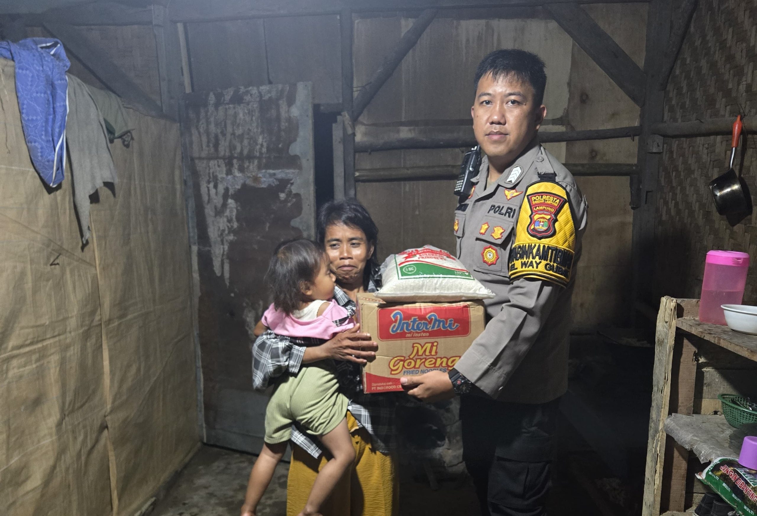 Sentuhan Ramadan Bhabinkamtibmas Way Gubak, Hadir Ringankan Beban Buruh Harian