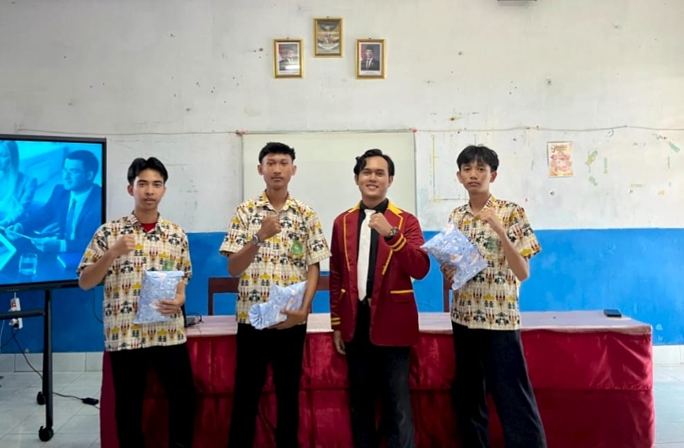 Mahasiswa Teknokrat Gelar Pelatihan Kesekretarisan Dan Kesiapan Kerja di SMA Surya Darma 2