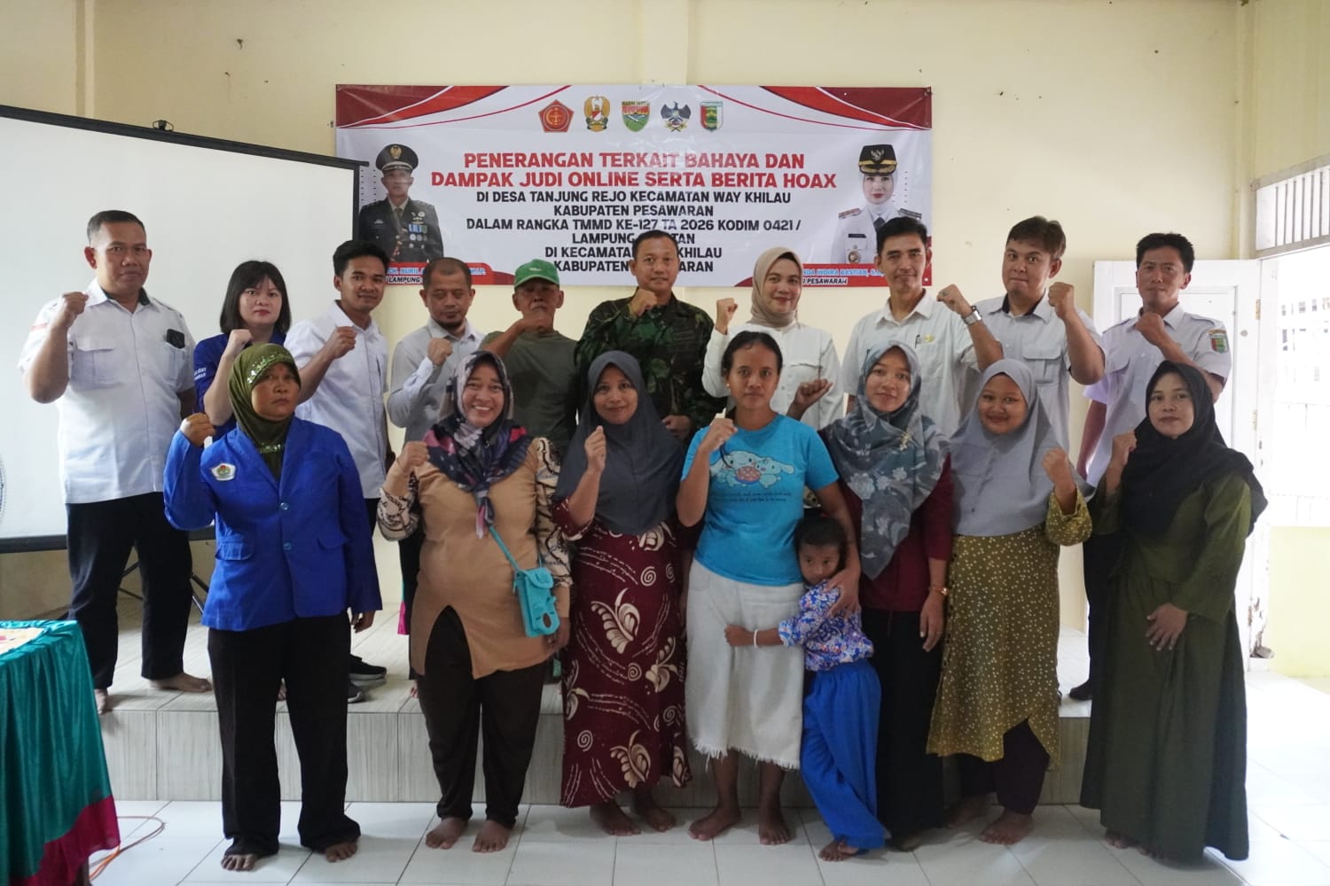 Diskominfotiksan Pesawaran Berikan Sosialisasi Bahaya Judi Online dan Penyebaran Hoaks pada TMMD ke-127