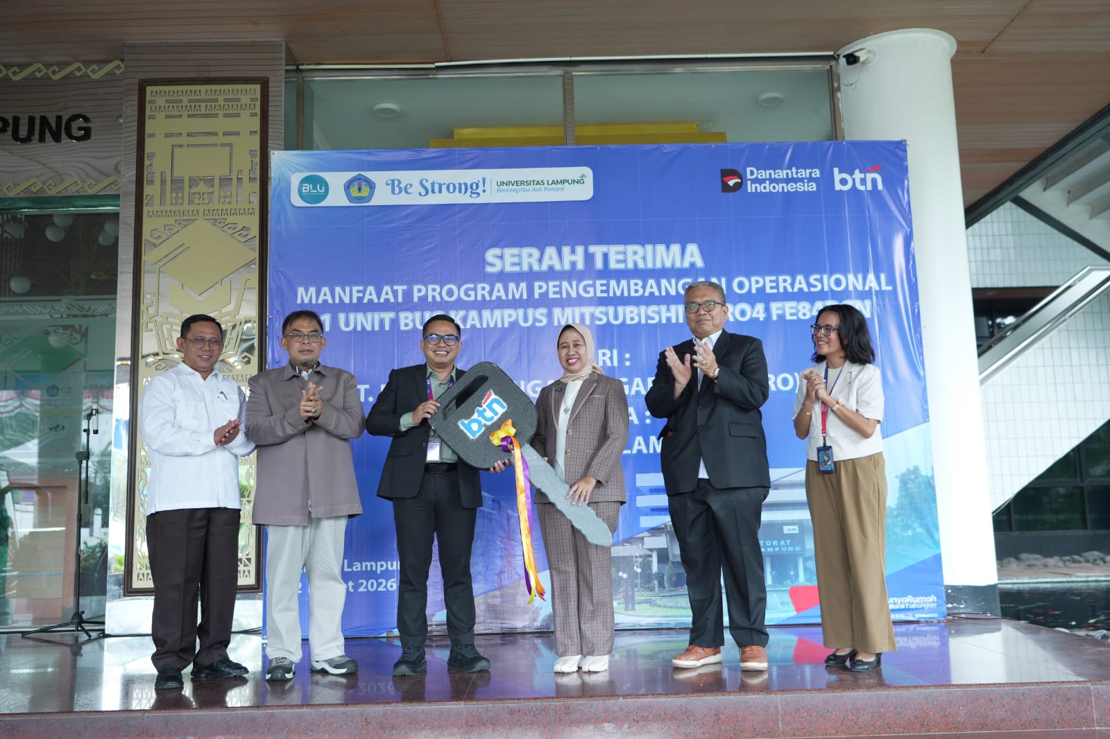 Perkuat Sinergi Perbankan dan Pendidikan, Penyerahan Manfaat PPO Bank BTN 1 Unit Bus untuk Unila