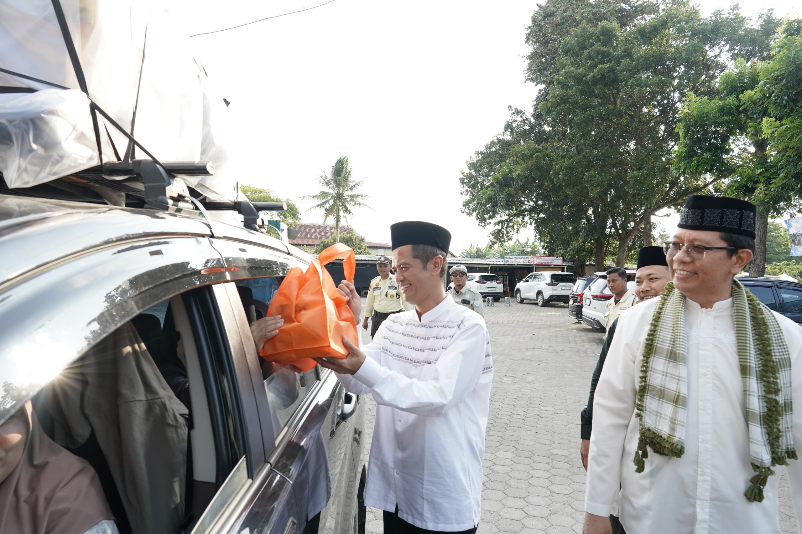 Rektor UIN RIL Resmikan Posko Masjid Ramah Pemudik di Masjid Raya Airan