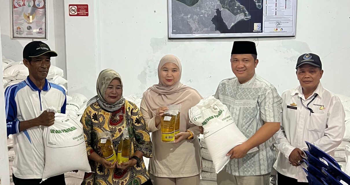 Wabup Pesawaran Antonius Salurkan Bantuan Pangan untuk 671 KPM di Sukajaya Lempasing