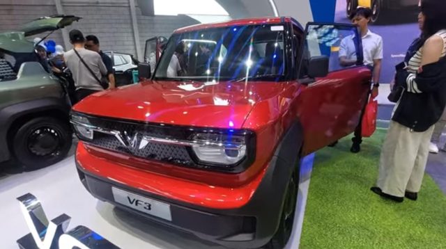 VinFast VF3 adalah Mobil listrik mini asal Vietnam ini mencuri perhatian lewat skema battery subscription. Foto Tangkap Layar YouTube@Hotabis Production