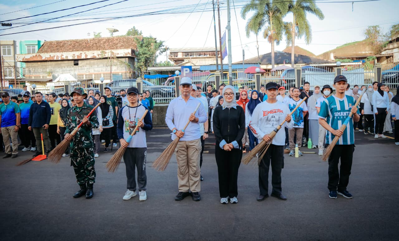 Wagub Jihan Nurlela Pimpin Aksi Bersih-Bersih di Kawasan Pasar Raya Lebak Budi dan Pasar Pasir Gintung