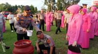 Tradisi Siraman Air Kembang, Warnai Kenaikan Pangkat 67 Personel Polres Lampung Timur