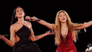 Dua Lipa Bergabung dengan Shakira di Atas Panggung untuk Duet Mengejutkan “Antología” di Madrid