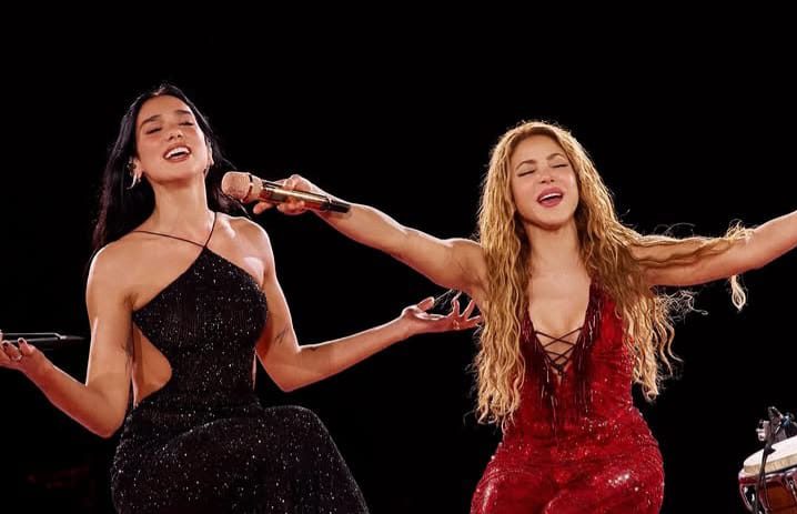 Dua Lipa Bergabung dengan Shakira di Atas Panggung untuk Duet Mengejutkan “Antología” di Madrid